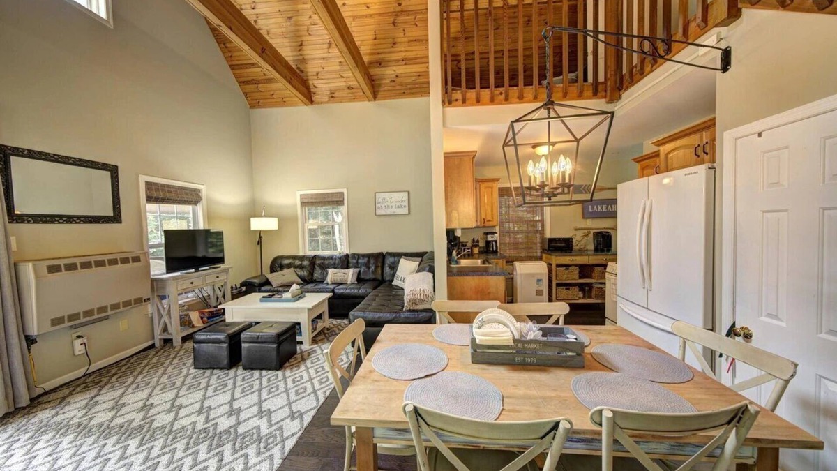 Greentown House | Cozy River Chalet