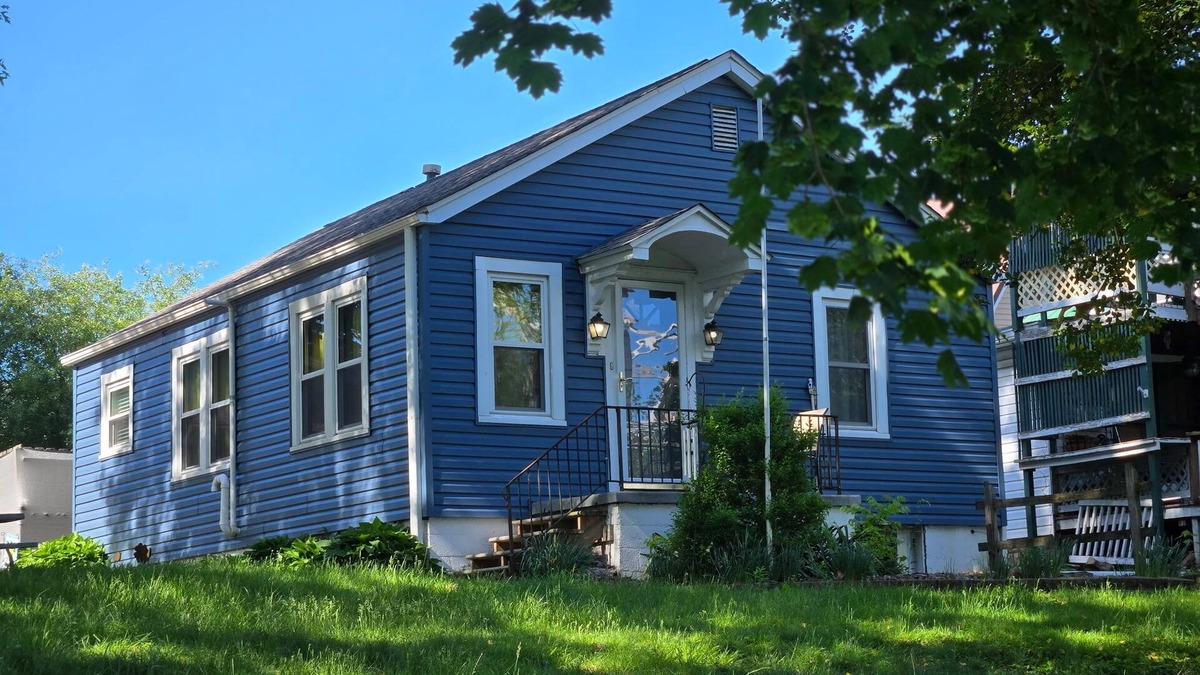 Spring Hill House | Cozy River Cottage