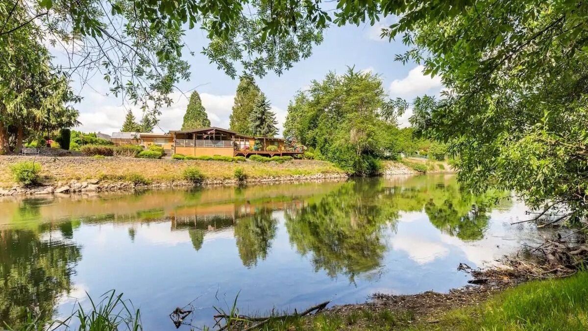 Auburn House | Cozy River/Waterfront home with a Private Beach