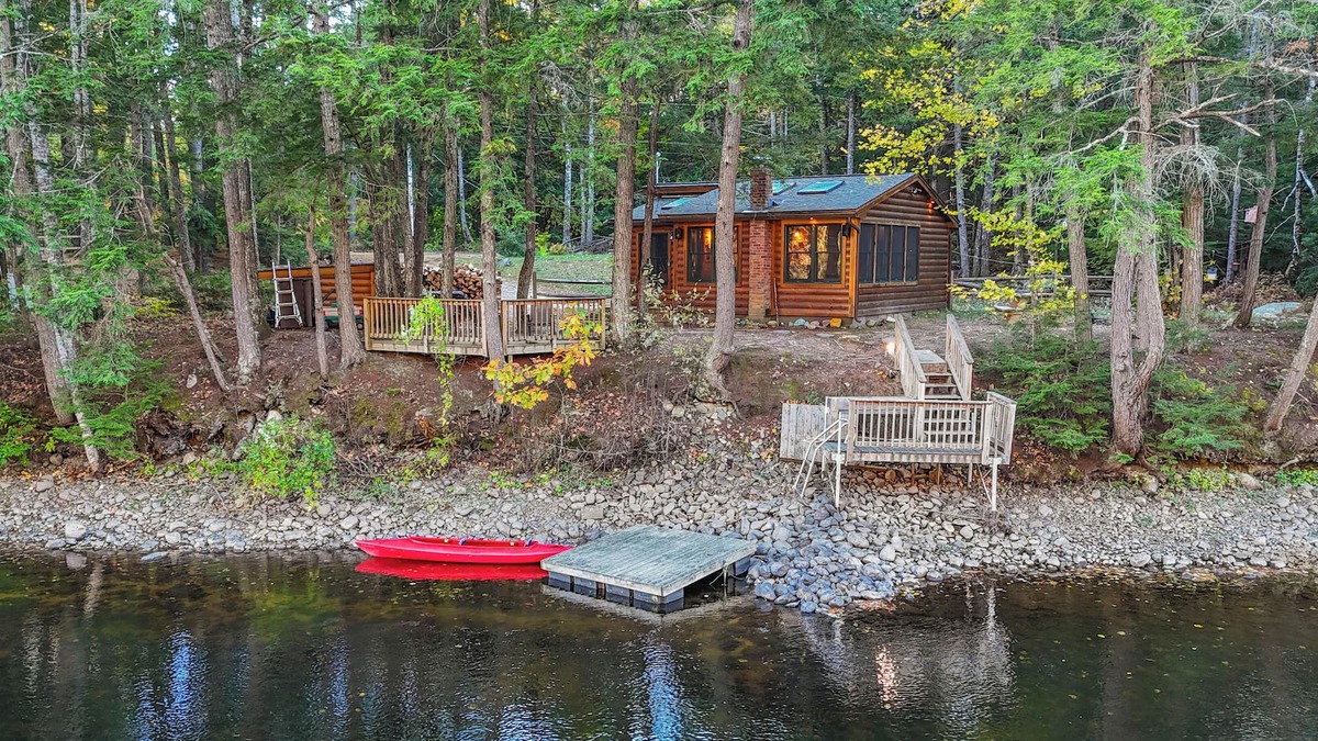 Kezar Falls Cabin | Cozy riverfront cabin on Ossipee River