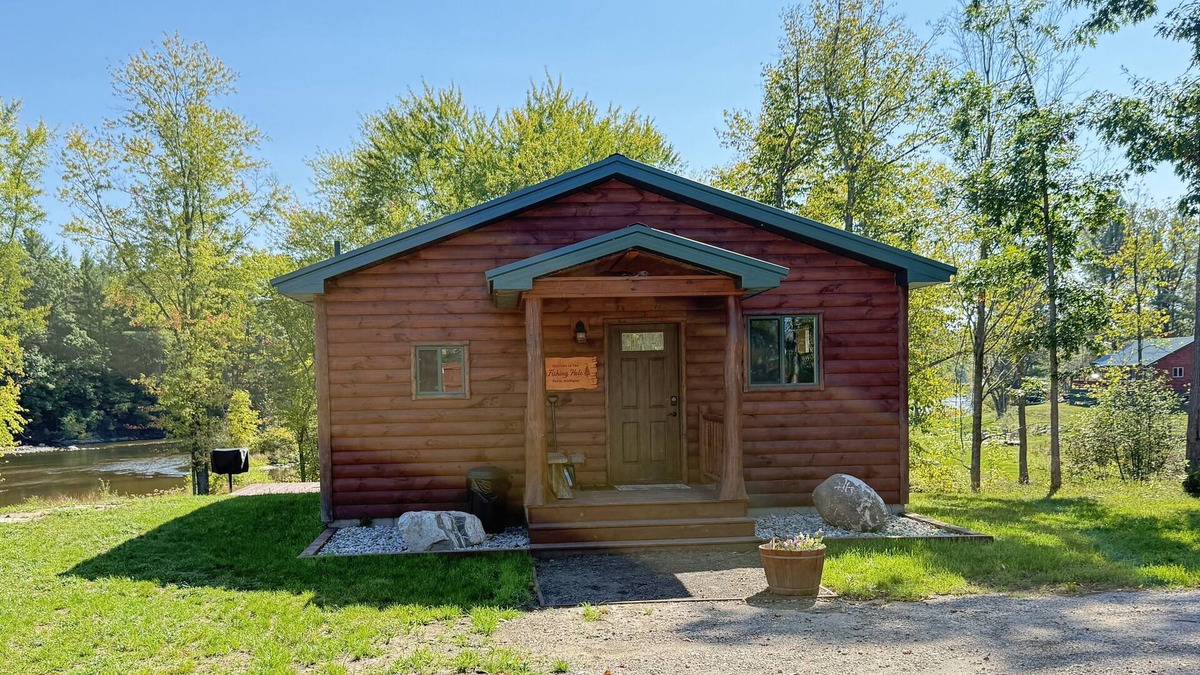 Paris Cabin | Cozy Riverfront Cabin