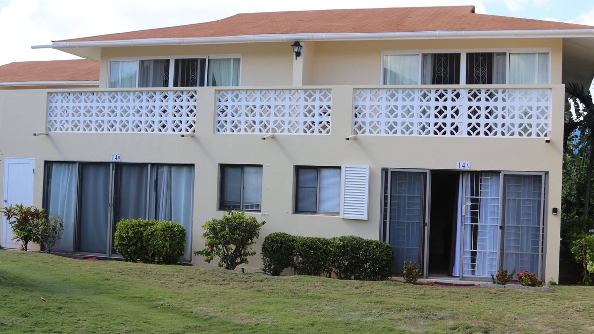 Frigate Bay House | Cozy Romantic Bungalow — 3 min walk to the beach, in front of the golf course!