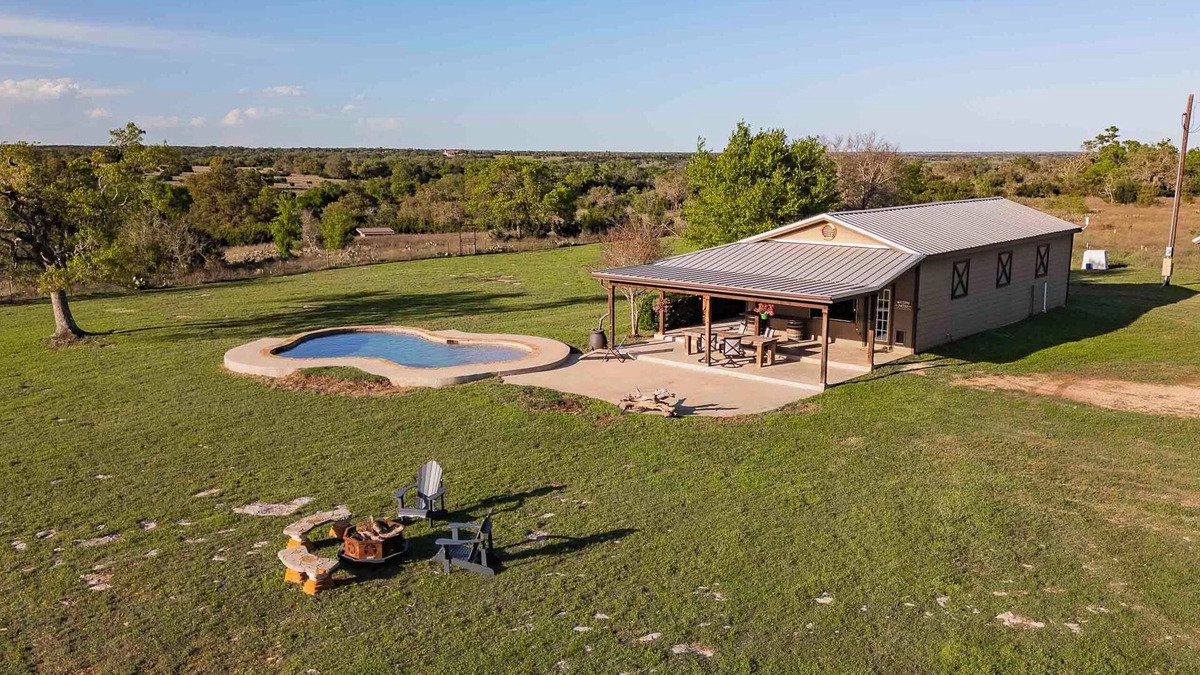 Oatmeal House | Cozy, Romantic Country Escape With Pool & Sunset!