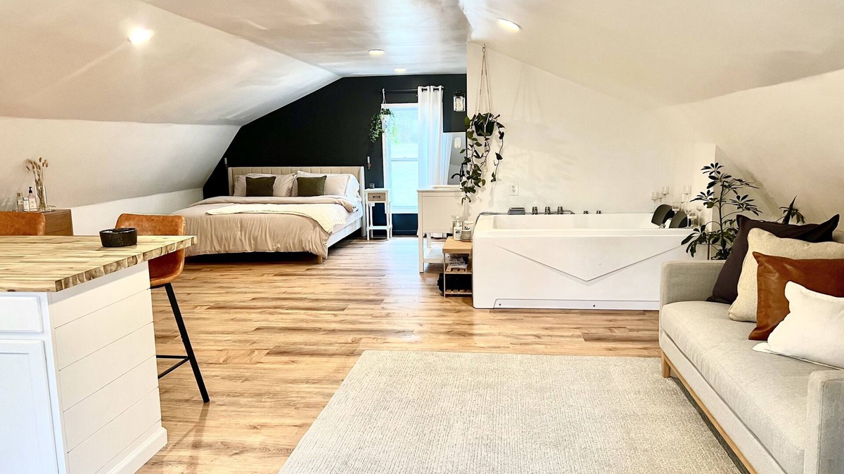Wagontown Apartment | cozy romantic getaway private woody area 5 mins from hiking trails