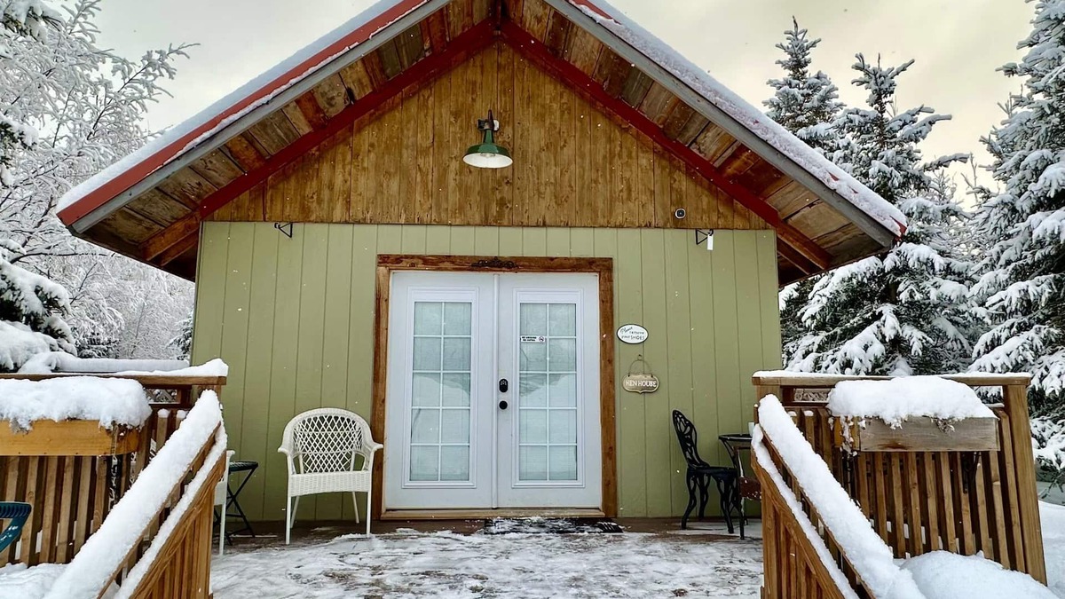 Knik-Fairview Cabin | Cozy Romantic Getaway Cabin