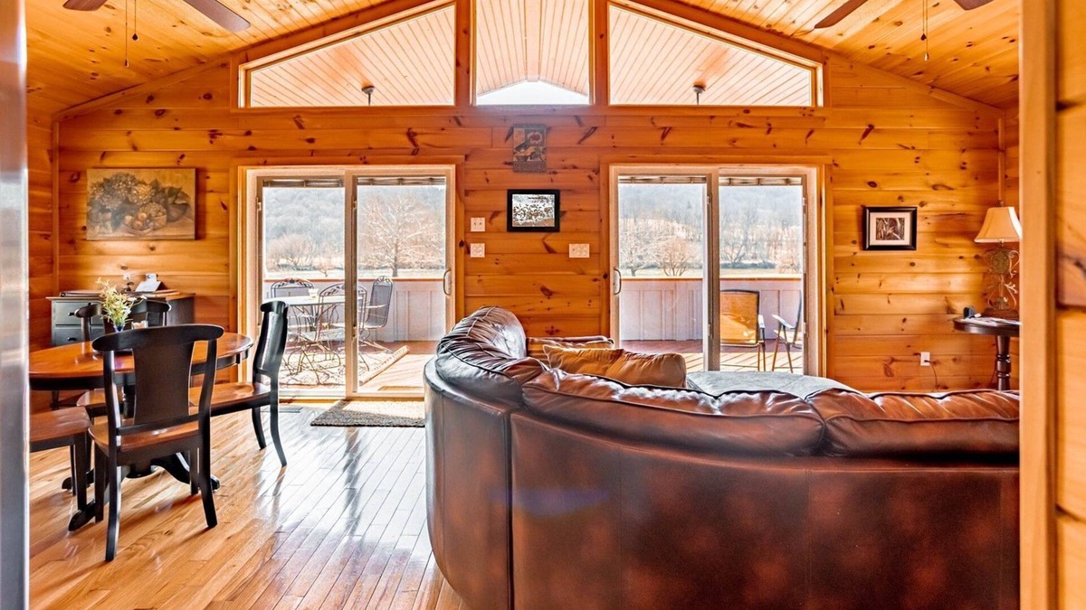 Draper Cabin | Cozy, Romantic Waterfront Cabin on New River 1BS2 - Moonlight Serenade