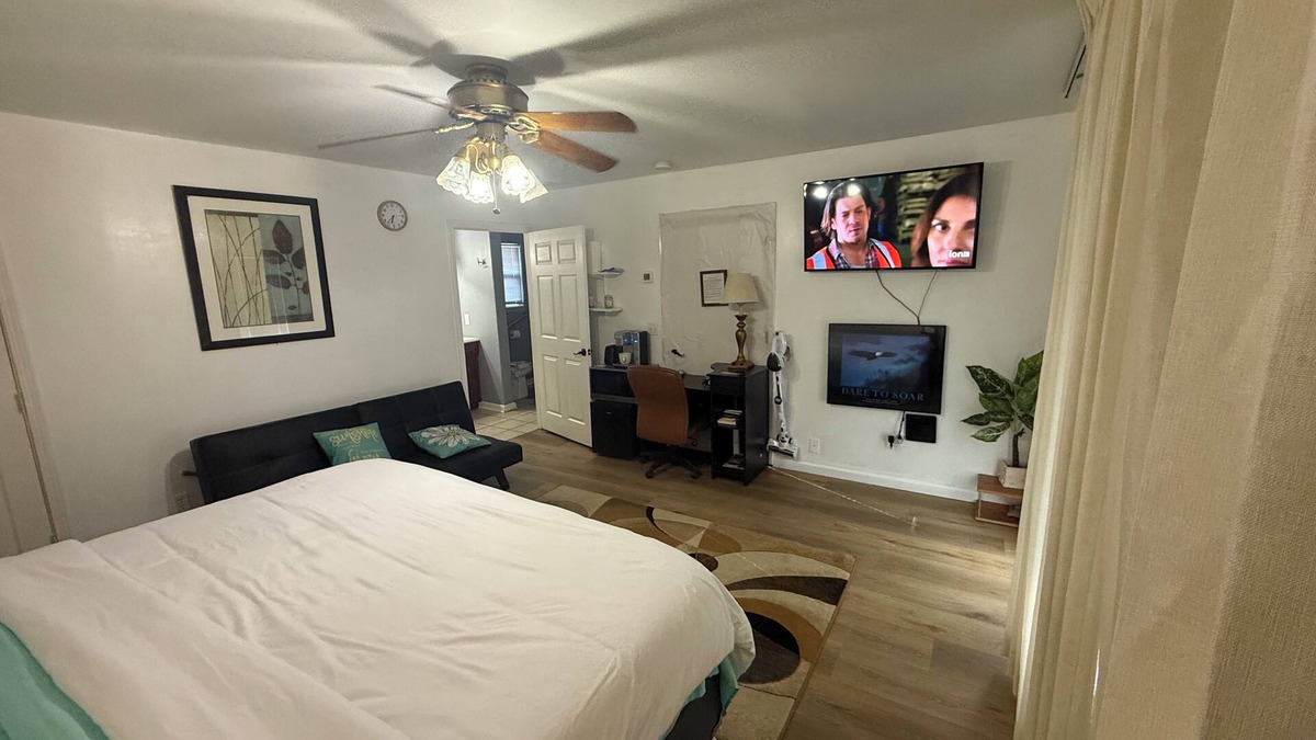 Midwest City House | Cozy Room apartment in a quiet neighborhood wt King Size bed, Wifi n' smart Tv