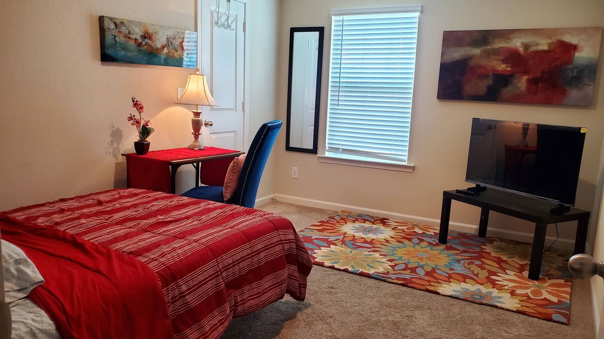 Cartersville House | Cozy room/bath in captivating Cartersville. Close to Hyundi plant, Piedmont Hosp