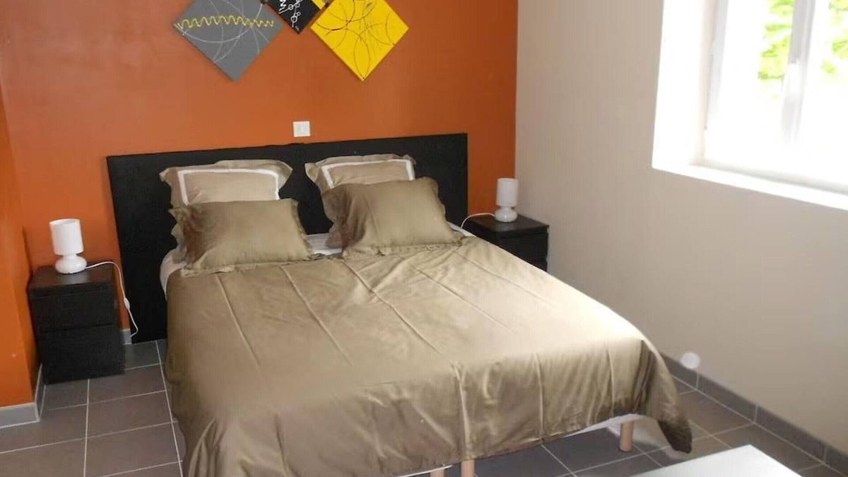 Neuvy-Saint-Sepulchre Bed & Breakfast | Cozy Room "Etoile Orange" - Ensuite Bathroom, Breakfast Included, Shared Kitchen and Lounge Area