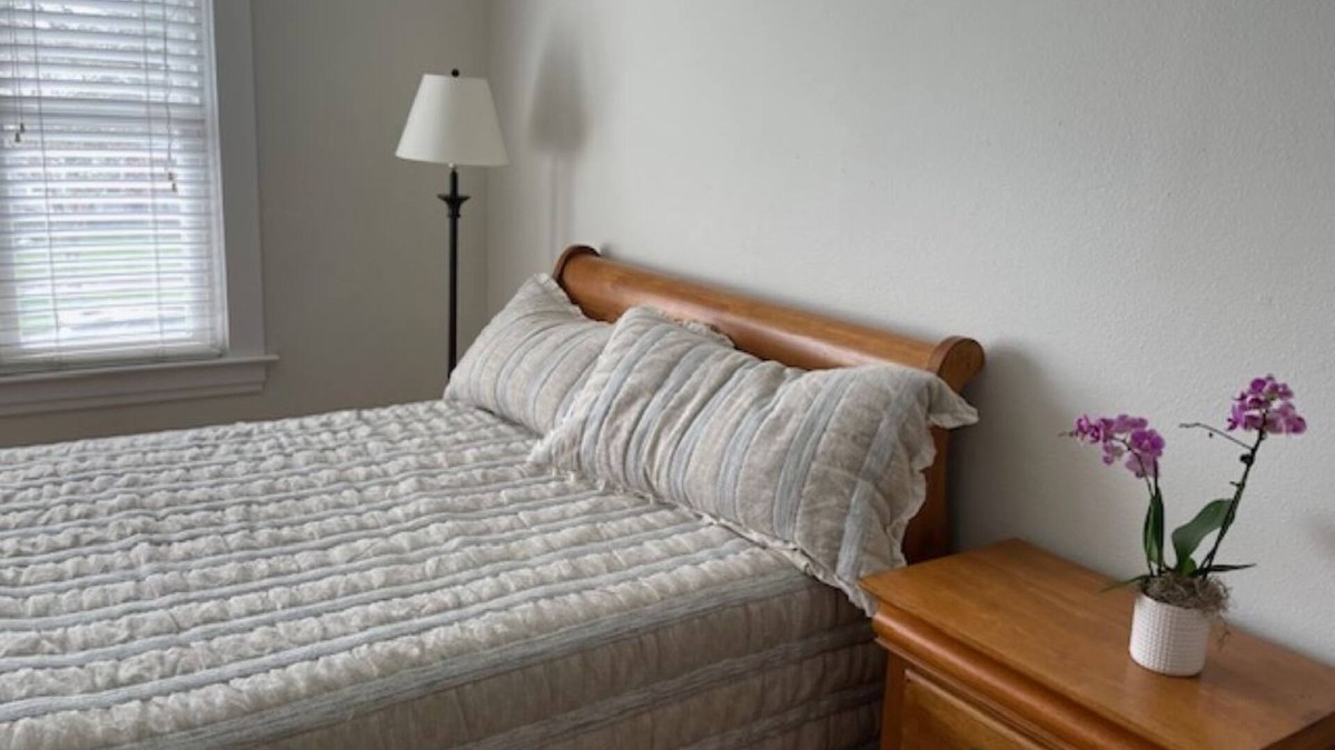 Forest Grove Bed & Breakfast | Cozy room in Bed & Breakfast in an updated historic home in Forest Grove, Oregon