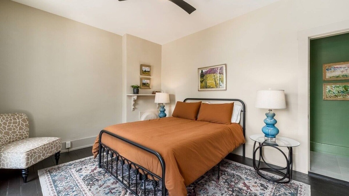 Somerset House | Cozy Room in Downtown Somerset with Spa Amenities