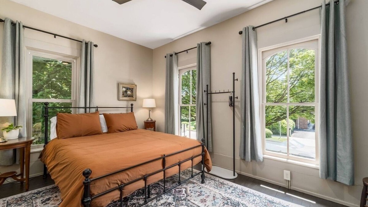 Somerset House | Cozy Room in Downtown Somerset with Spa Amenities