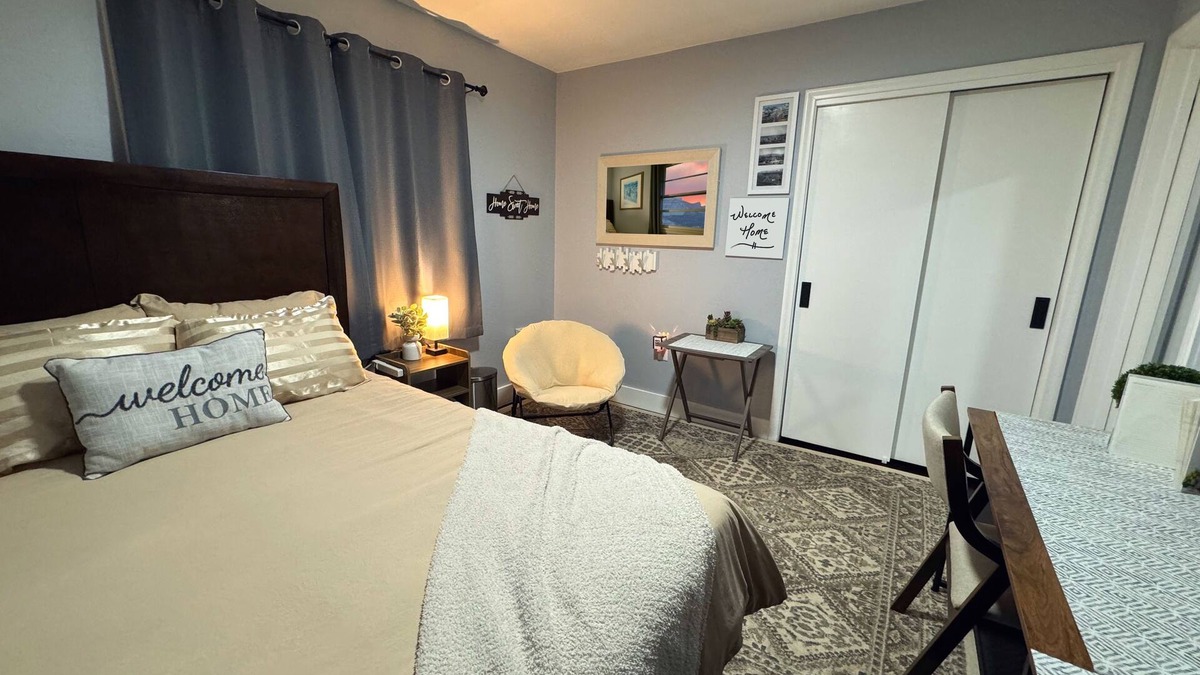 Glenwood Springs House | Cozy Room in Historic Downtown - cat home