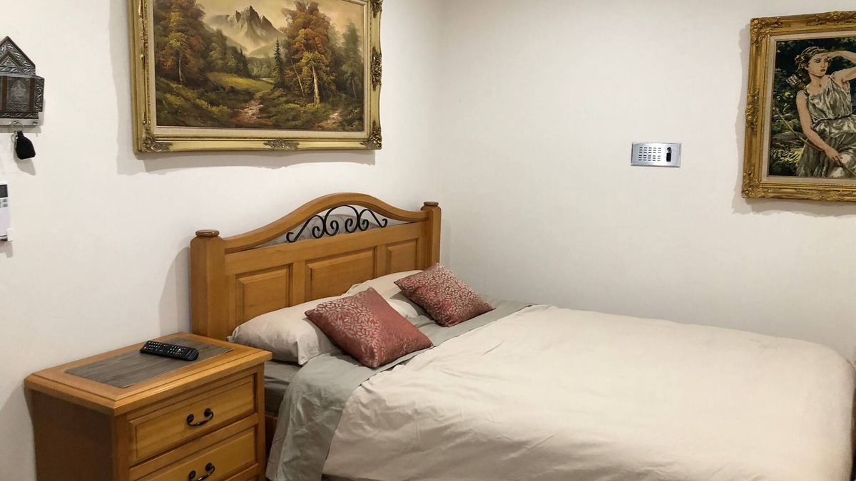 Melton West House | Cozy room in large home pvt bath, w/wifi, AC, parkng/hiking trails, shpping mall