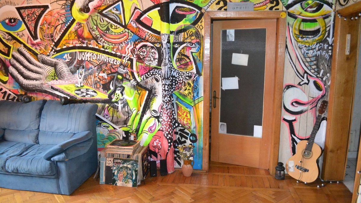 Bucharest House | Cozy Room near the Old Town Center (Unique Graffiti-painted Apartment)