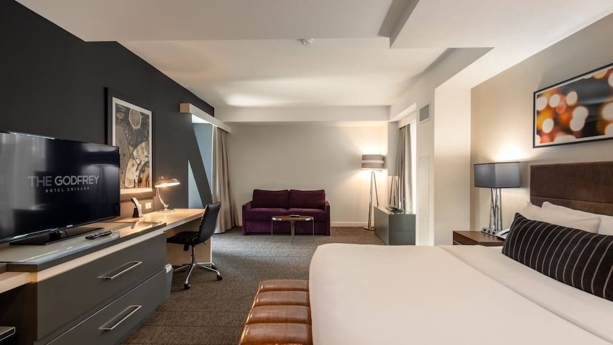 Near North Side Hotel | Cozy Room with Rooftop Lounge & City Views in River North