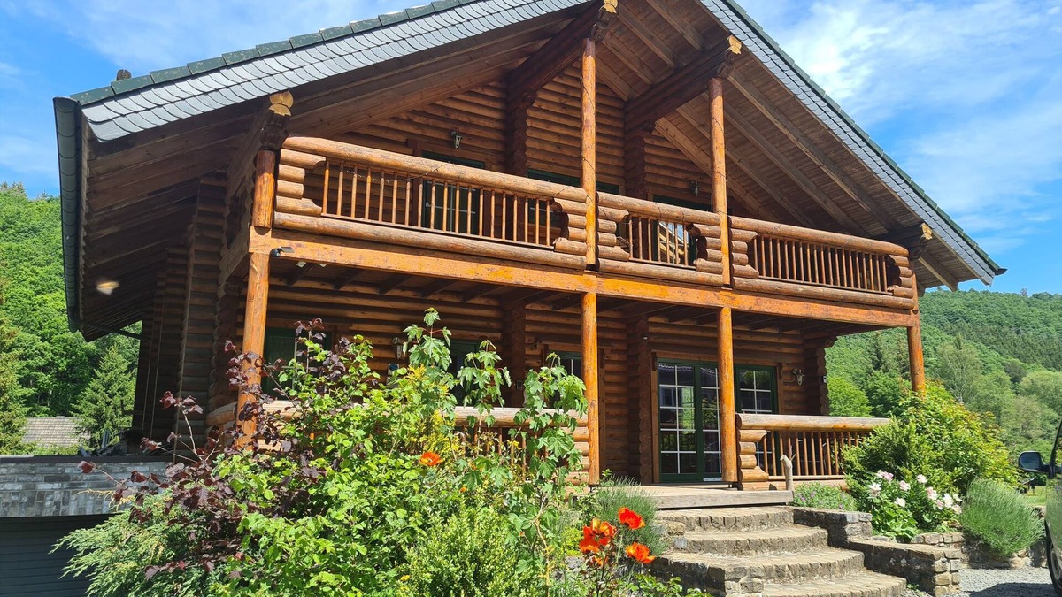 Hellenthal House | Cozy round log villa with SwimSpa, whirlpool and sauna