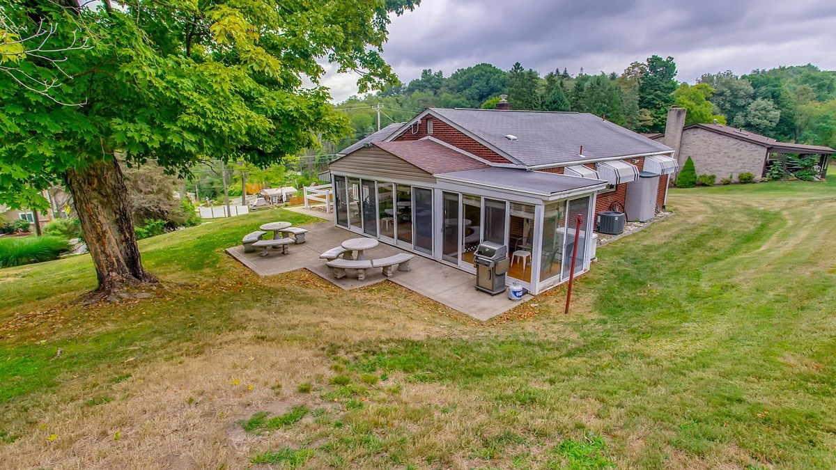 Plum House | Cozy Rural Country Retreat side Home Close to Pittsburgh!