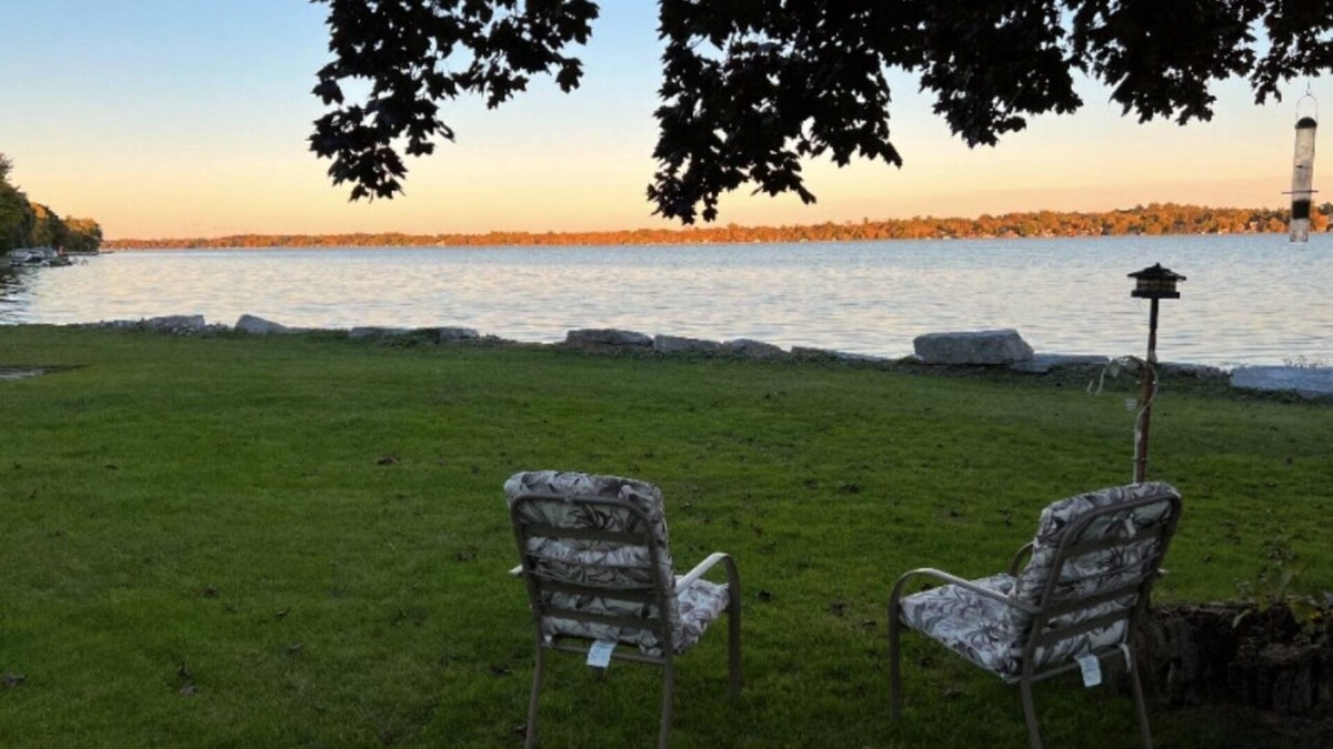 Valentia House | Cozy Rustic Charm: Your Perfect Lakeside Cottage Getaway