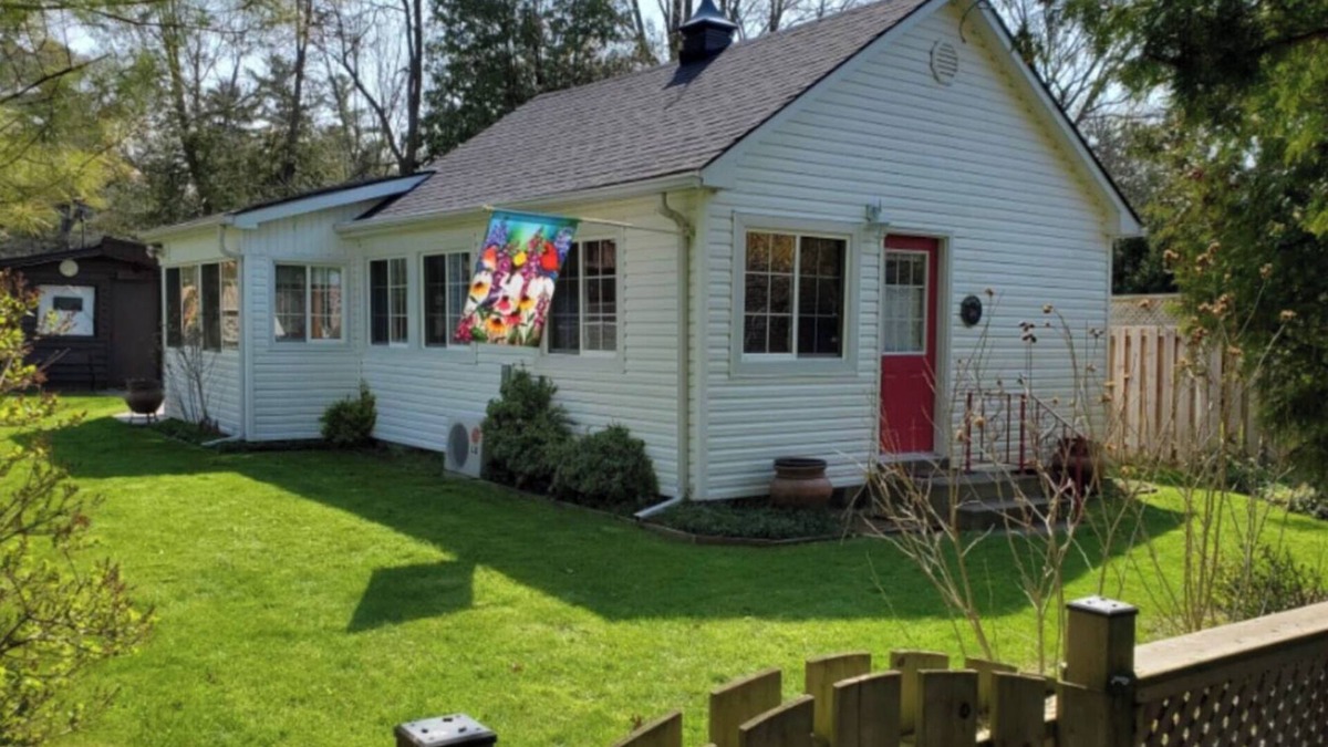 Port Franks Cottage | Cozy, rustic cottage minutes to a private beach