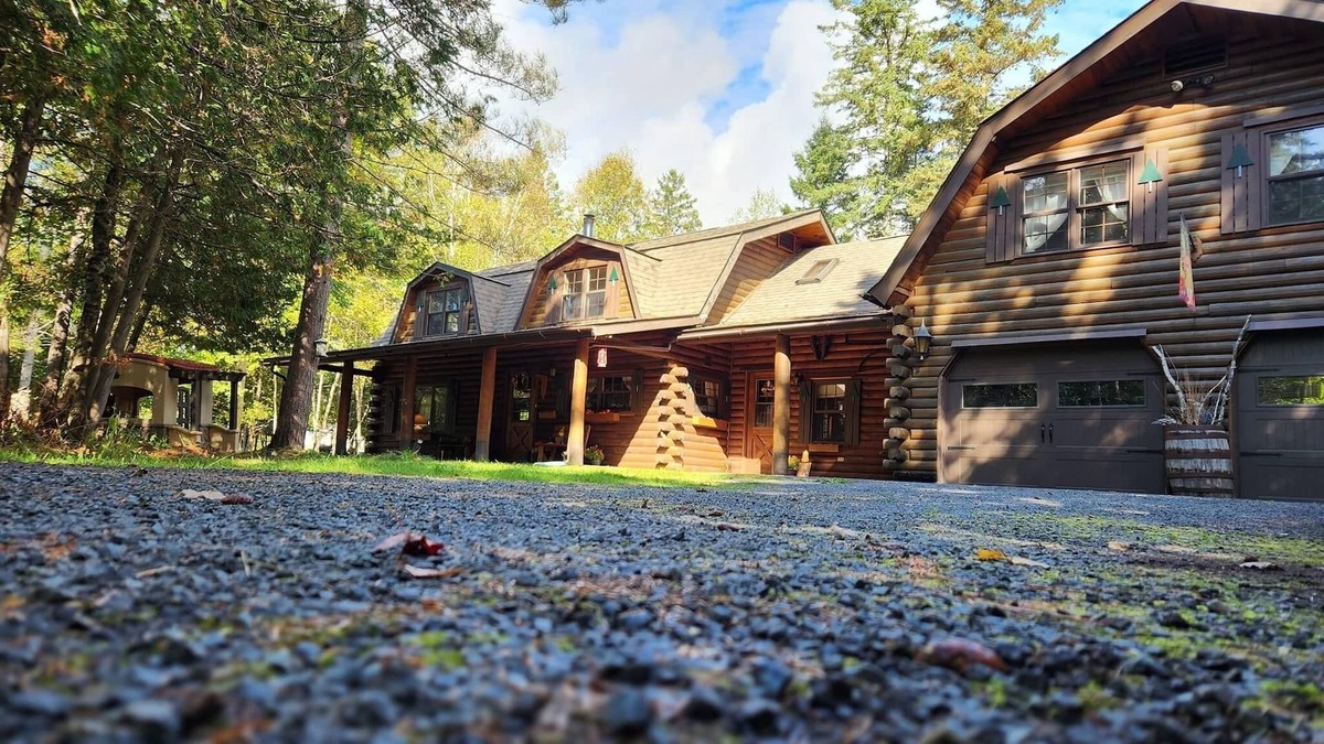 Keswick Ridge House | Cozy Rustic log-house in the city - 5bedrooms - private pond & covered bridge