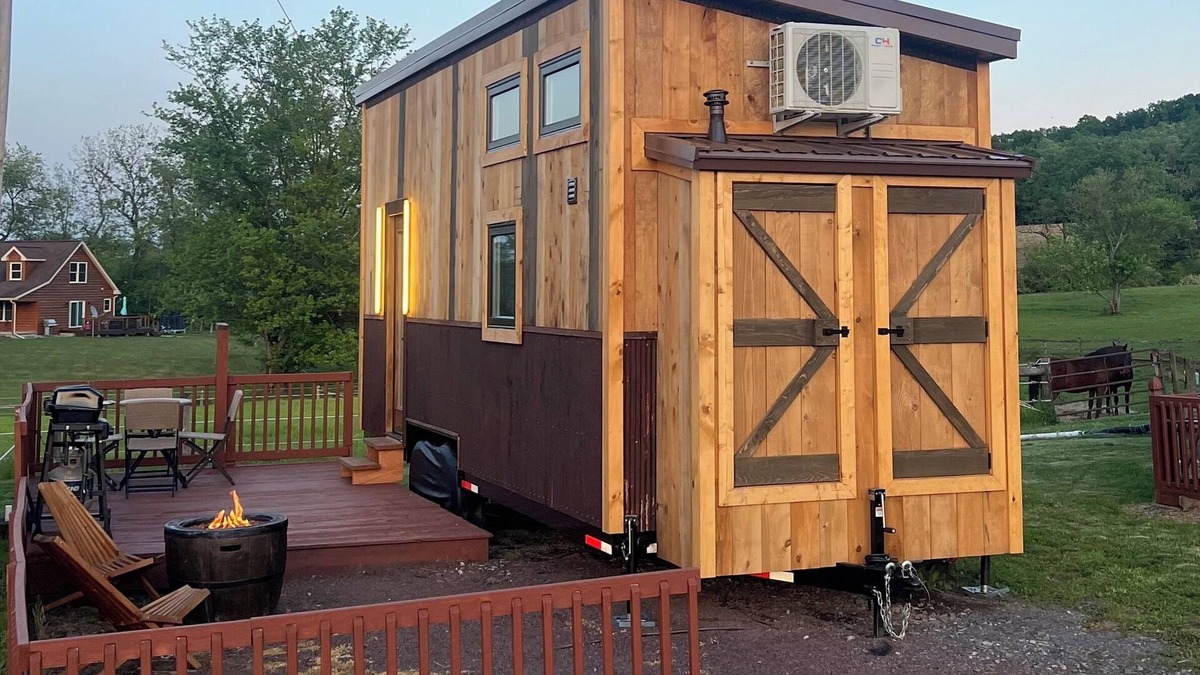 West Milton House | Cozy Rustic Tiny House @ the Horse Stable w/horse back trail riding & more!