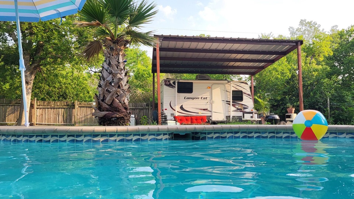 Park Ridge House | Cozy RV in amazing Austin with AC, WiFi, Swimming Pool