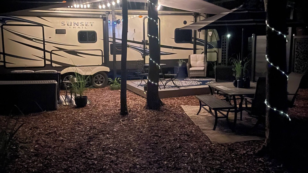 Wheeler House | Cozy RV with 1 bedroom extra bed ,in charming Porter 4 miles away from the lake