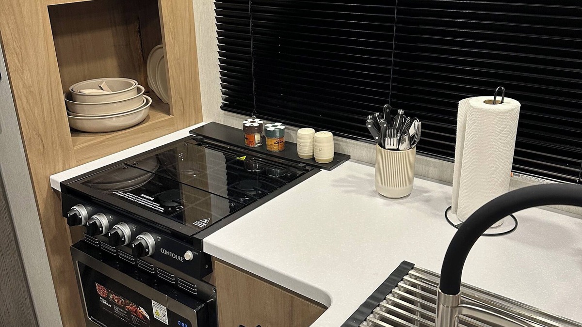 Fleming House | Cozy RV with WiFi, TV, and fireplace in charming Midway