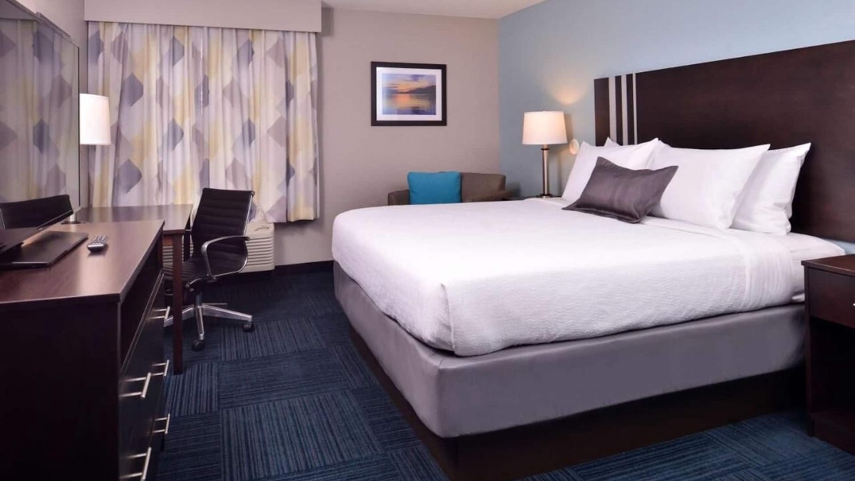 Blaine Hotel | Cozy Saint Clairsville Inn, Perfect for Leisure & Business Trips! Pool