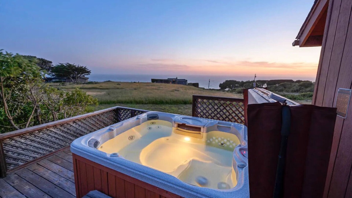 Manchester House | Cozy Sea View Cabin - Ocean Views - Hot Tub