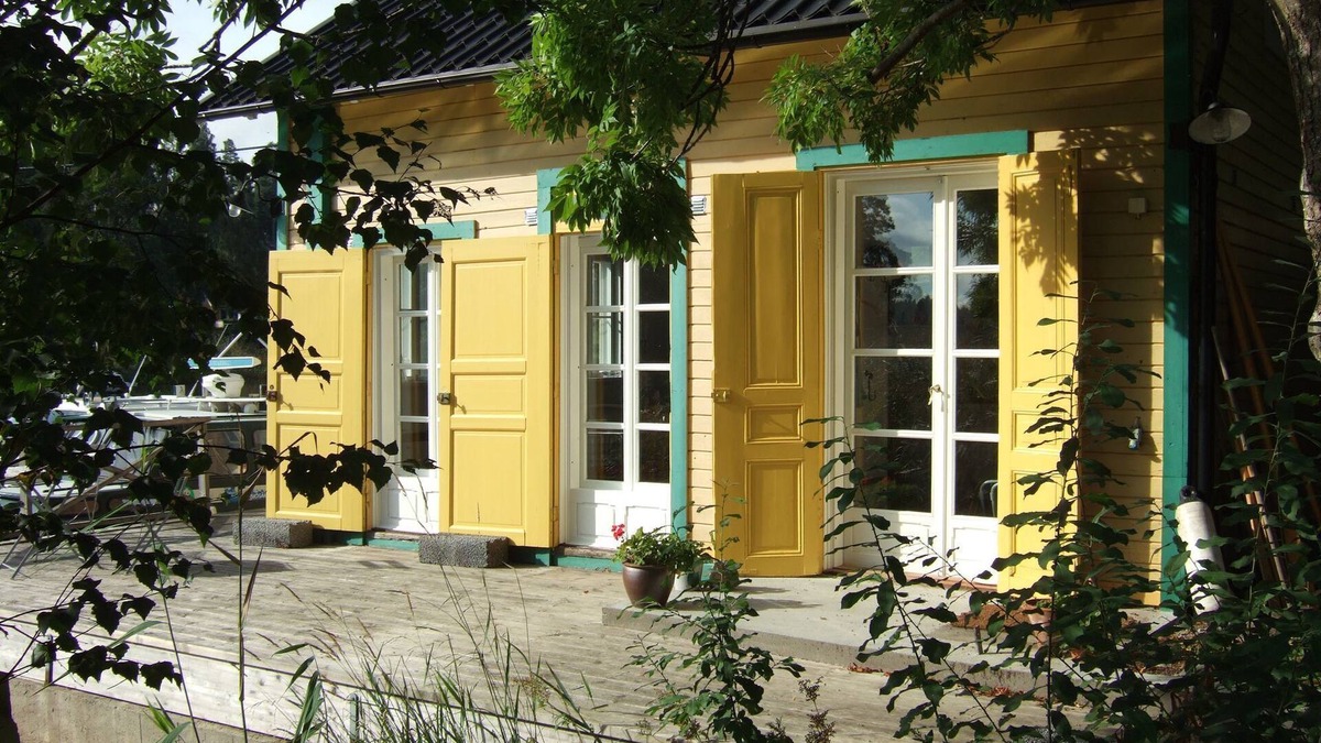 Boo Cabin | Cozy seaside cottage on its own jetty w rowing boat. 25 minutes to Stockholm!