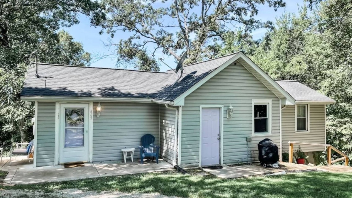 Pevely House | Cozy Serene home off 55 Queen Bed Smart TVs Wifi Secluded Nice View With Coffee