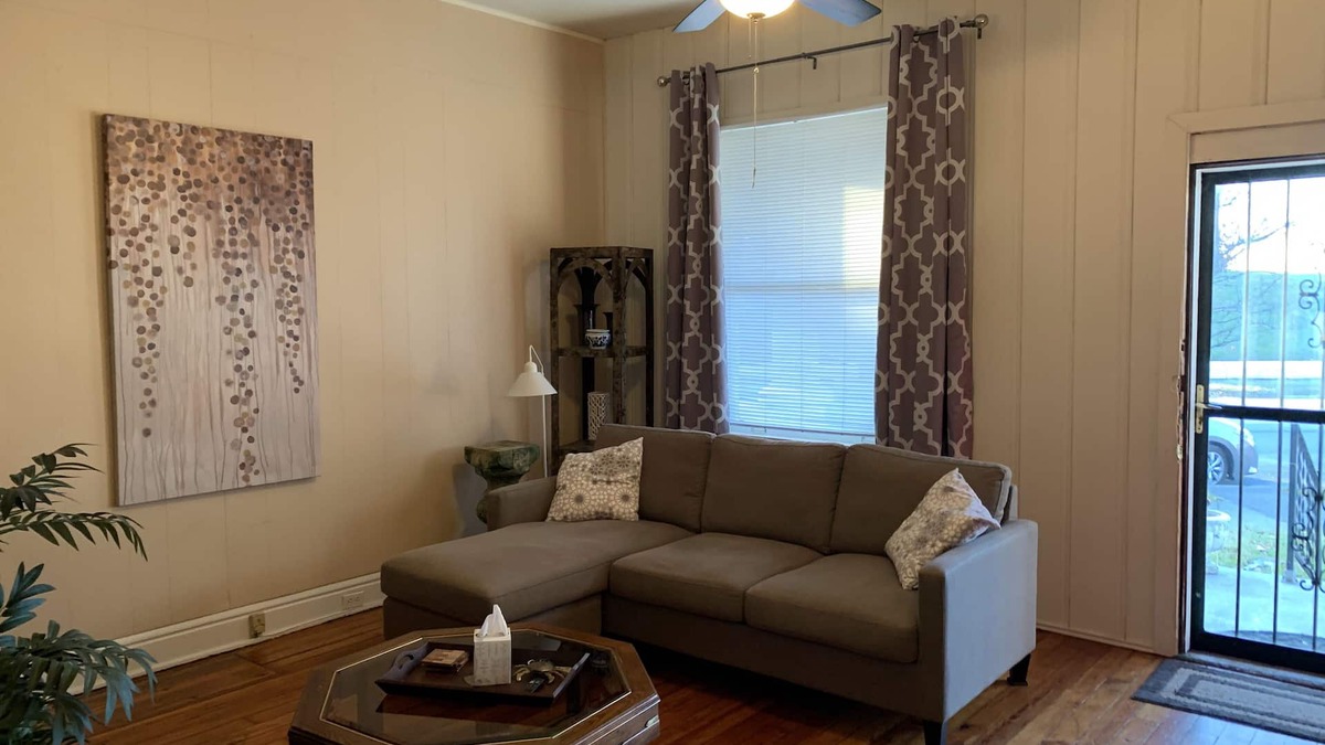Germantown House | Cozy Shotgun house in Schnitzelburg! Close to Downtown hospitals