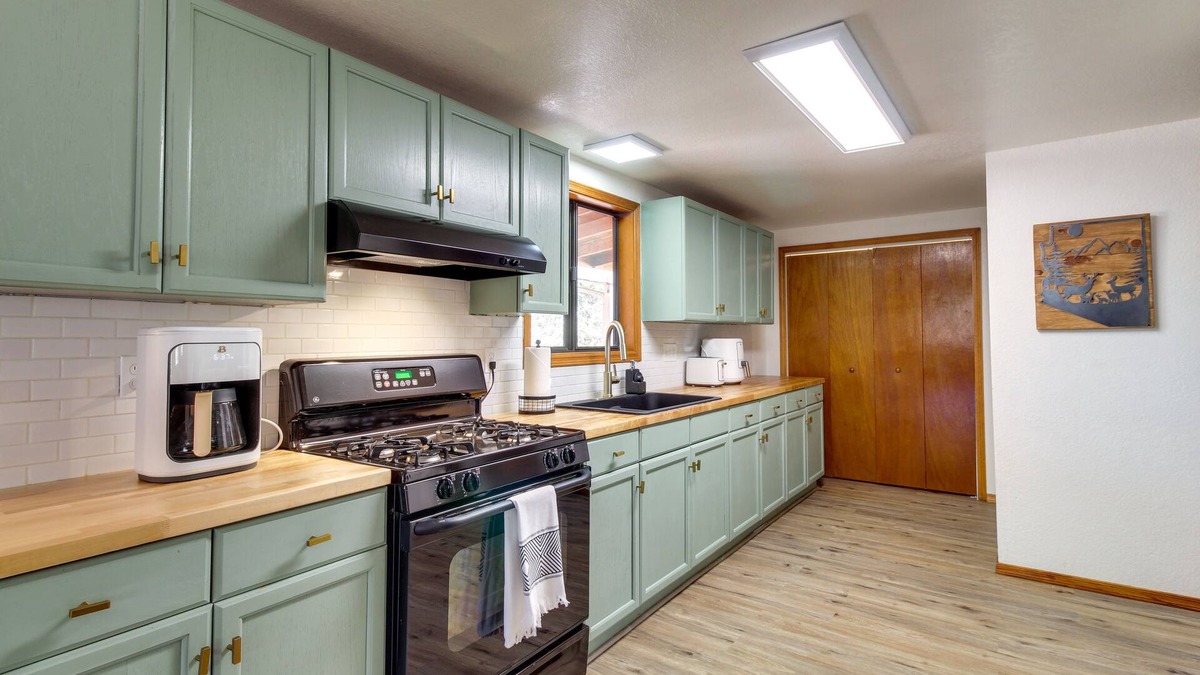 Show Low Cottage | Cozy Show Low Cottage w/Wood-Burning Stove
