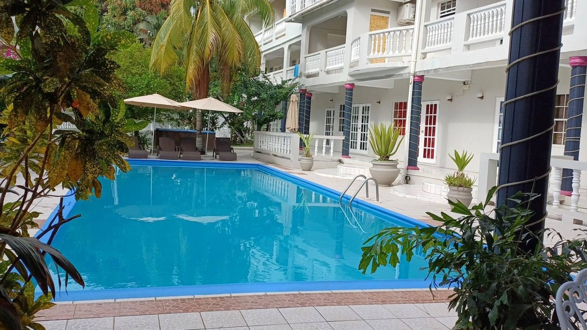 Rodney Bay Hotel | Cozy Single & Double Room Suitesnn