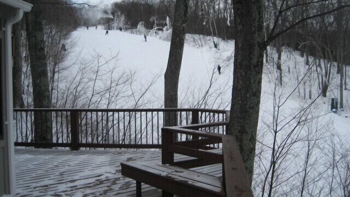 Pedlars Edge House | COZY SKI COTTAGE-SKI IN SKI OUT