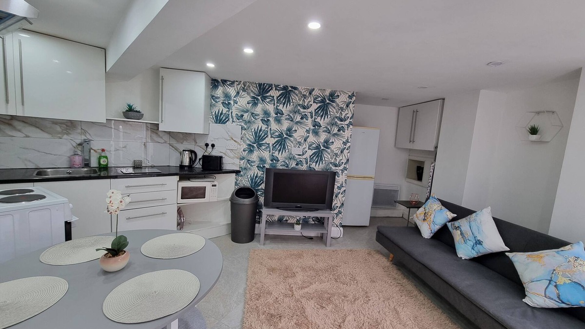 Huddersfield Apartment | Cozy Sleep 5 Hudds Base -Work/Travel, Free Parking