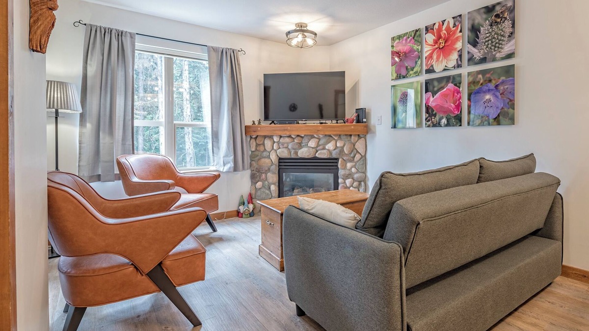 Silver Star Mountain Condo | Cozy slopeside 1 bedroom + alcove Creekside condo steps from the skiway