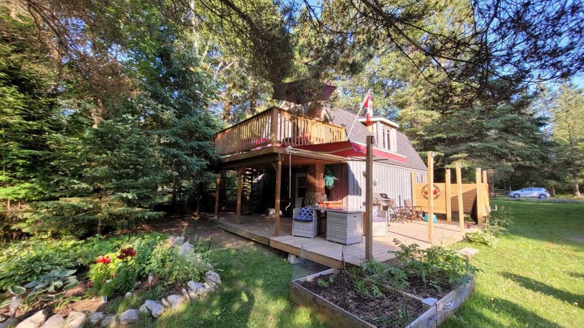 Baddow Cottage | Cozy & small waterfront cottage, dog friendly! 2 to 4 people, 2 hours from GTA