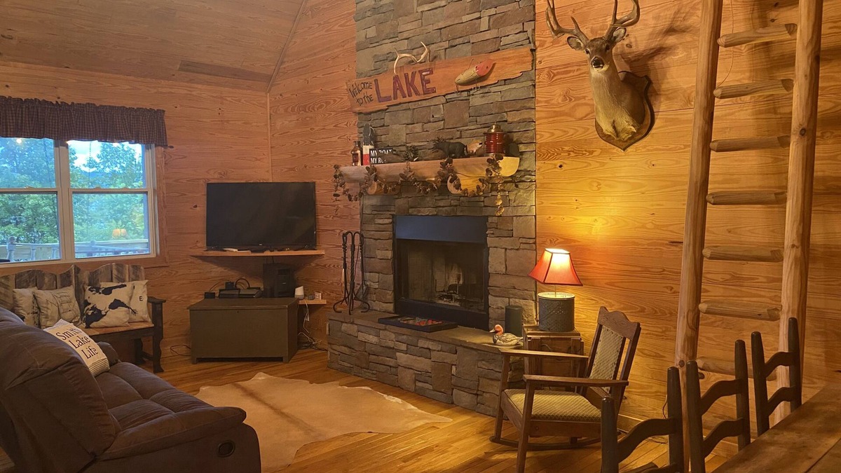 Double Springs House | Cozy Smith Lake Cabin with Flat Lot in Double Springs/Bankhead- Pet Friendly
