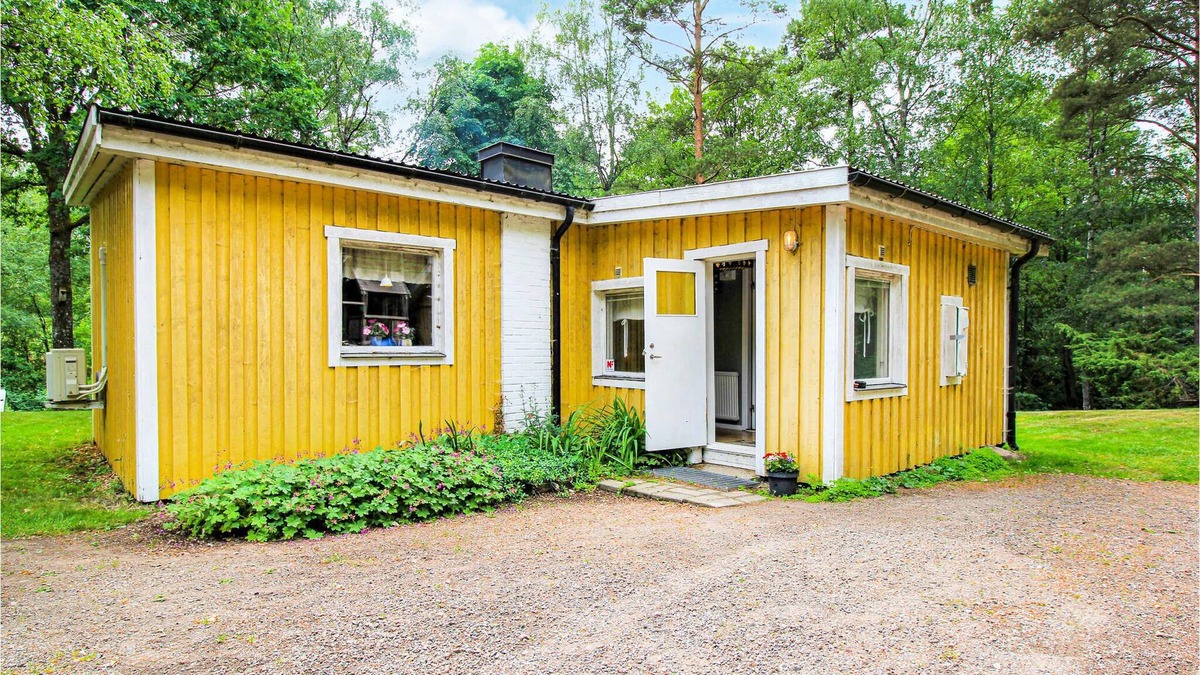 Drakabygget House | Cozy, somewhat older cottage at Hallandsåsen in beautiful forest village.