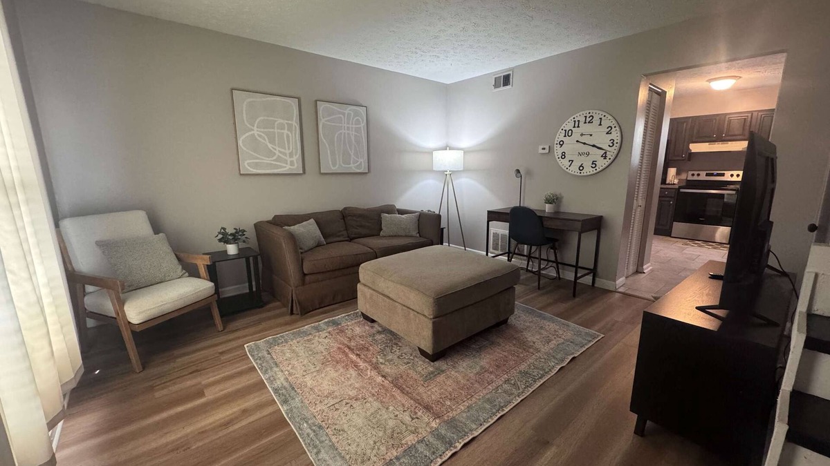 Buechel House | Cozy Spacious 2 Bedroom Townhouse Near Bardstown!