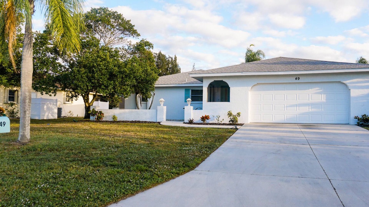Oakland Hills House | Cozy & Spacious 2BR/2BA Gem in Sunshine State, close to the beach