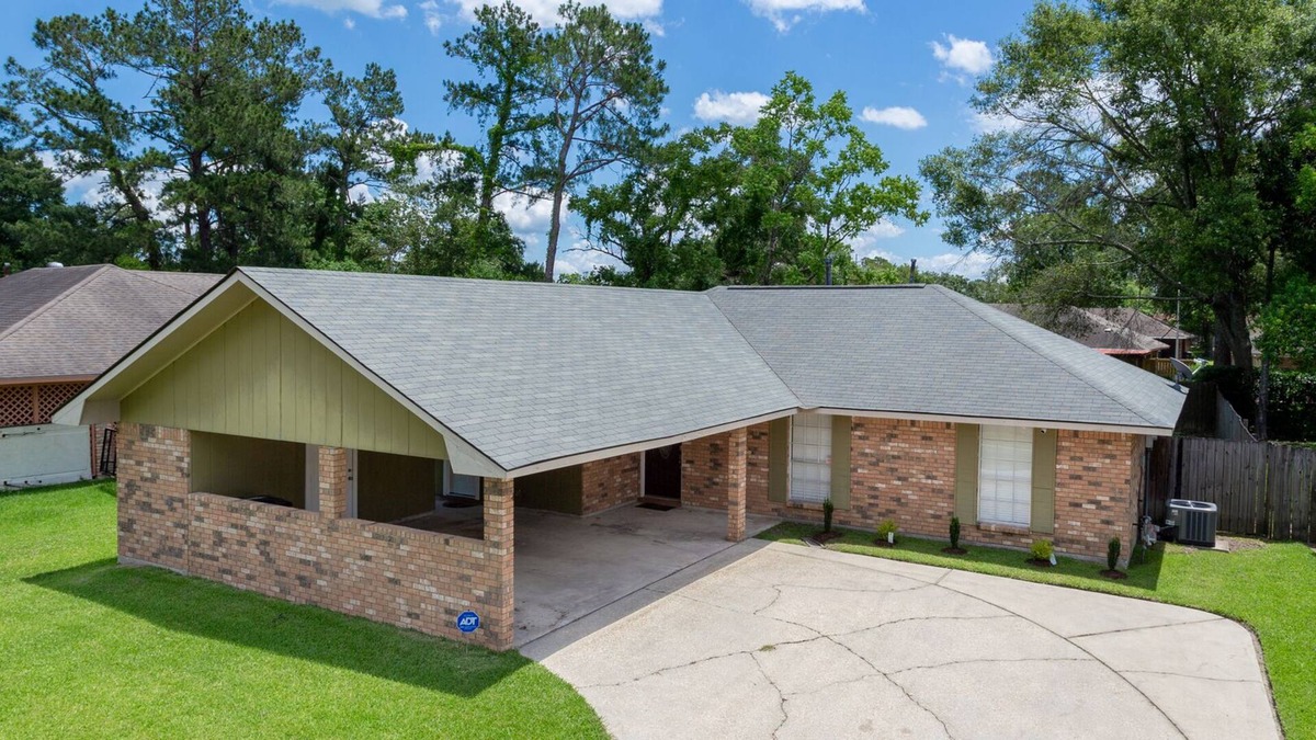 Park Forest - LA North House | Cozy spacious 3 bedroom 2 bathroom home.
