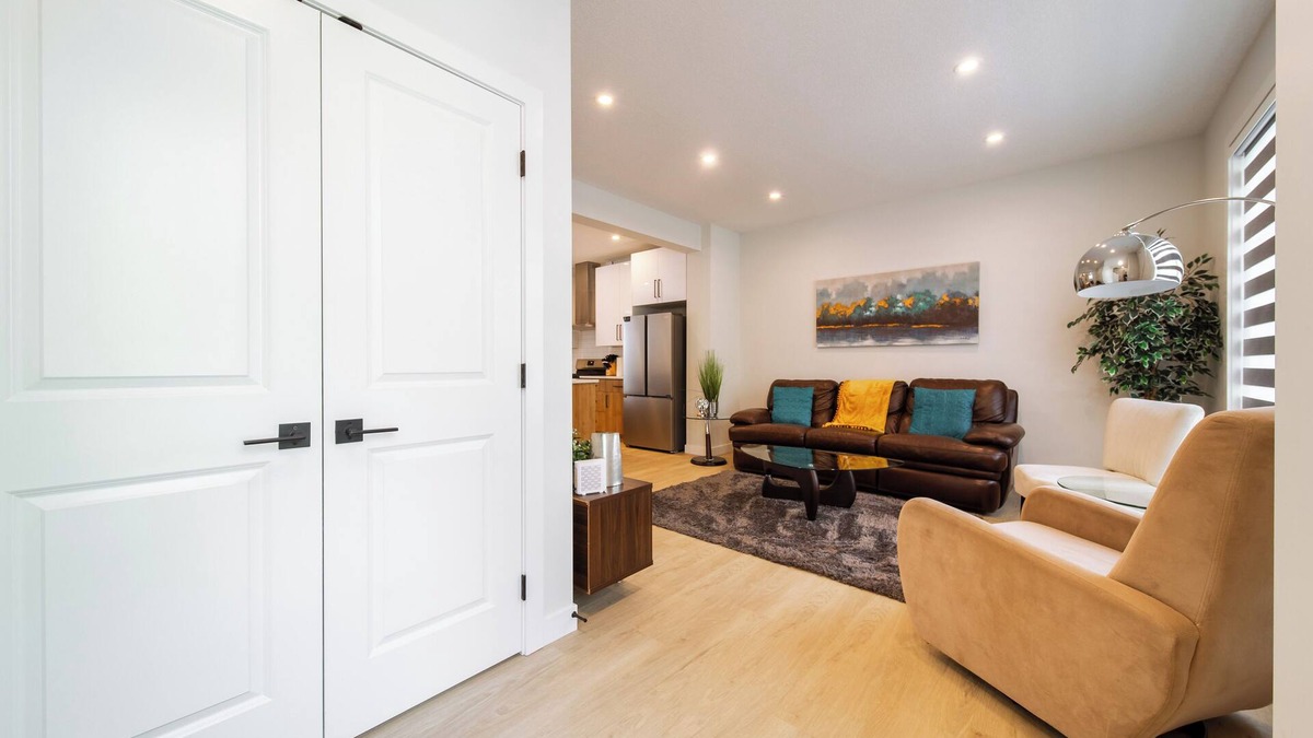 West Edmonton House | Cozy Spacious 3 bedroom Retreat ~ FREE parking 2.5 bath