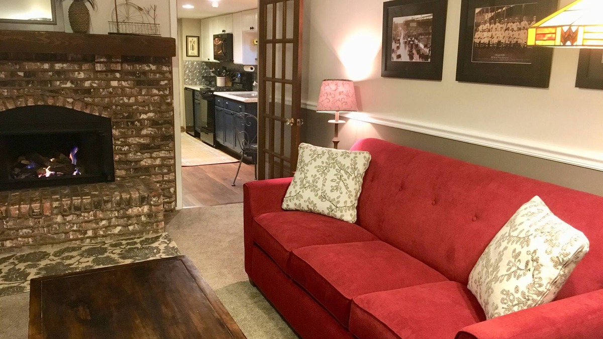 Bartlett House | Cozy & Spacious Guest Suite in Beautiful, Quiet Neighborhood