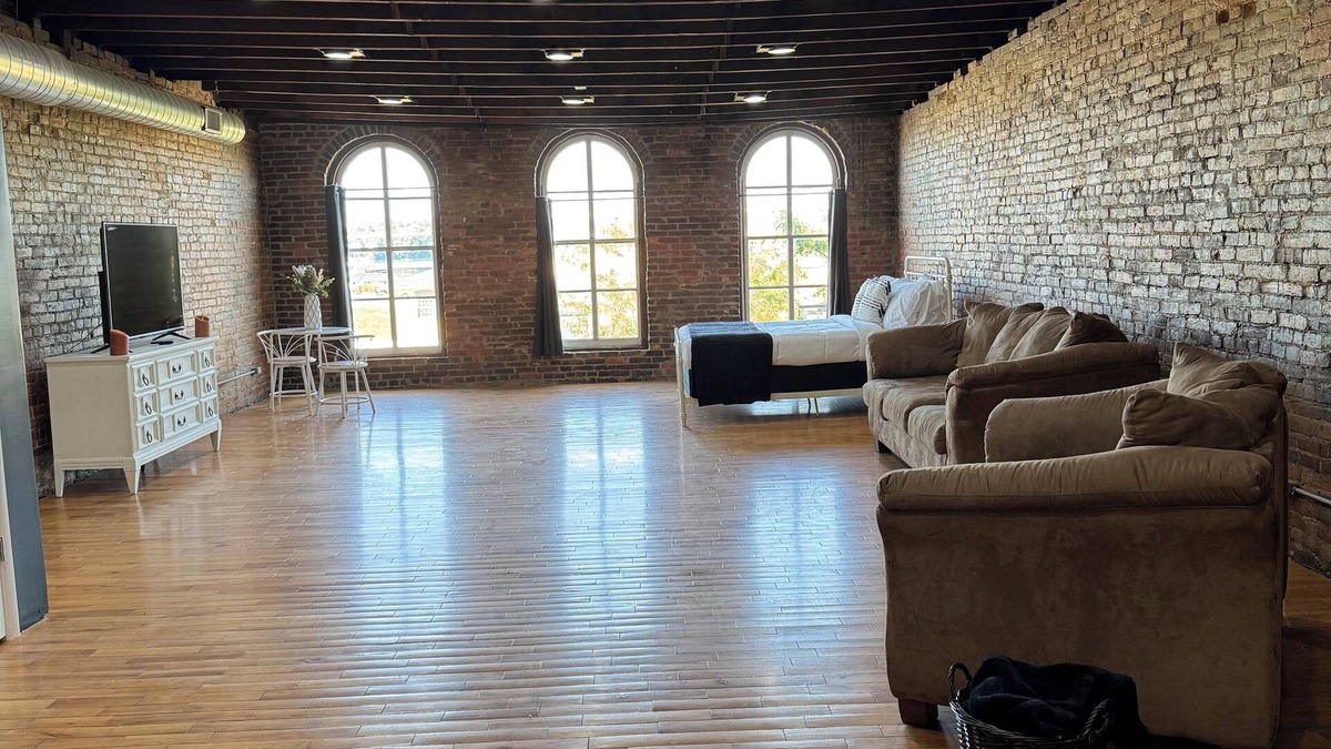 Hannibal Apartment | Cozy spacious loft in the beautiful downtown historic district in Hannibal.
