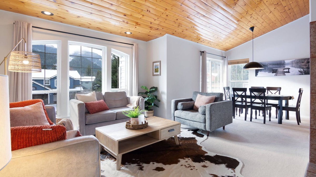 Pemberton House | Cozy Spacious Retreat: w/Hot Tub & Mountain Views