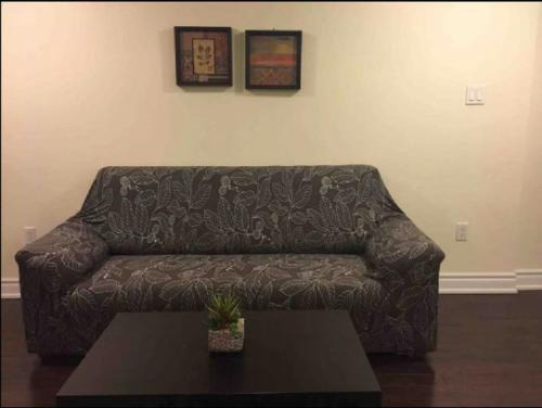 Meadowvale Village House | Cozy & Spacious Suite with Private Bathroom near Toronto Airport !
